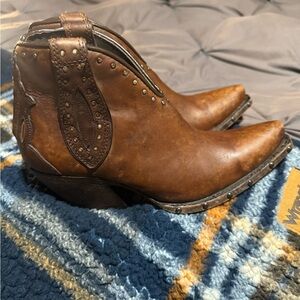 Ariat Bootie 7B, gorgeous detail!!